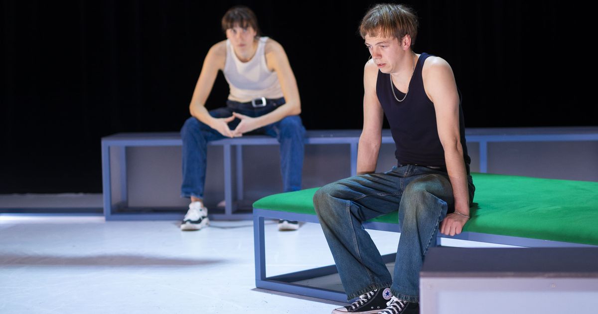 I Am Andrew - Melissa Knollenburg / Girls in Woods — Theater Bellevue, Amsterdam
