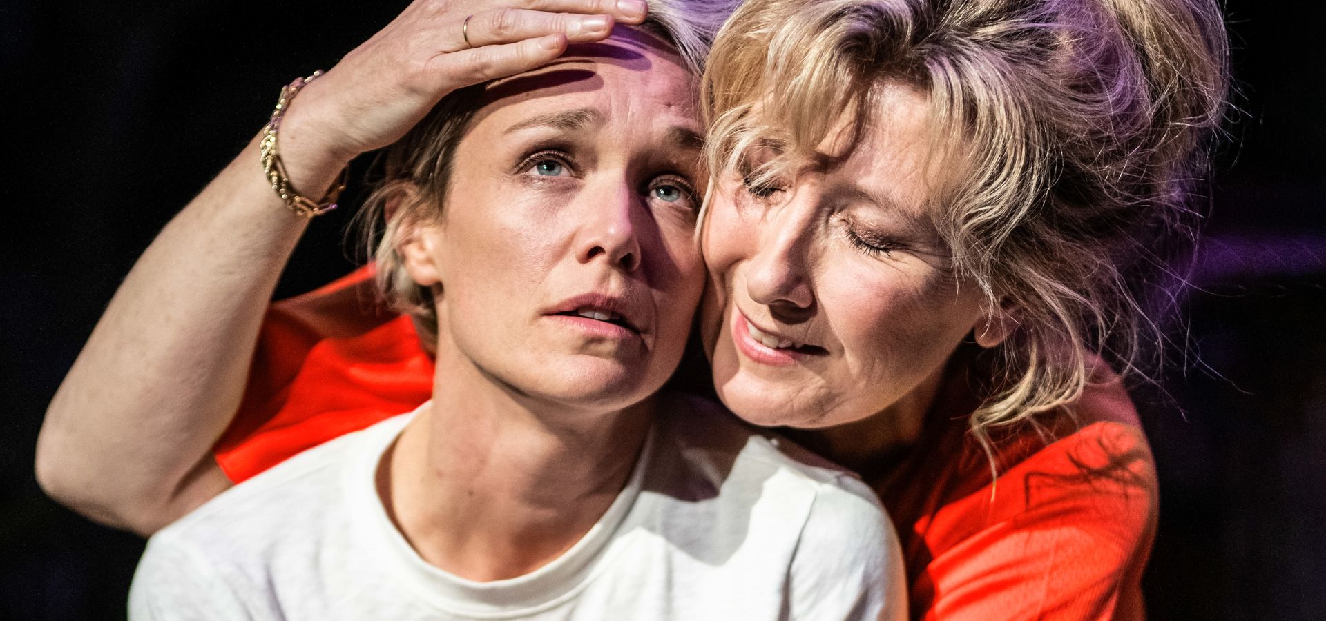 Een vrouw blijft thuis — Theater Bellevue / Nina Polak Theater Bellevue foto afbeelding